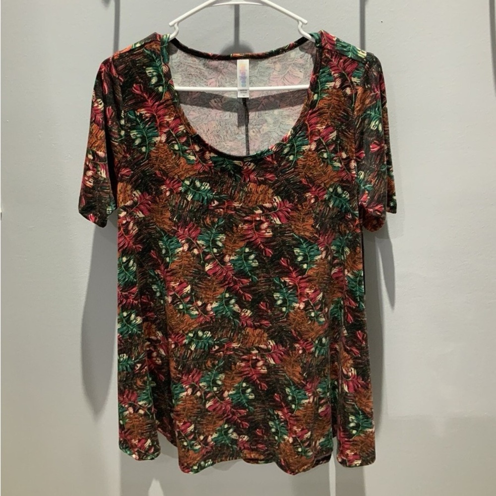 💚 3/$15 LuLaRoe Feather Print Perfect T Size XXS Has Side Slits